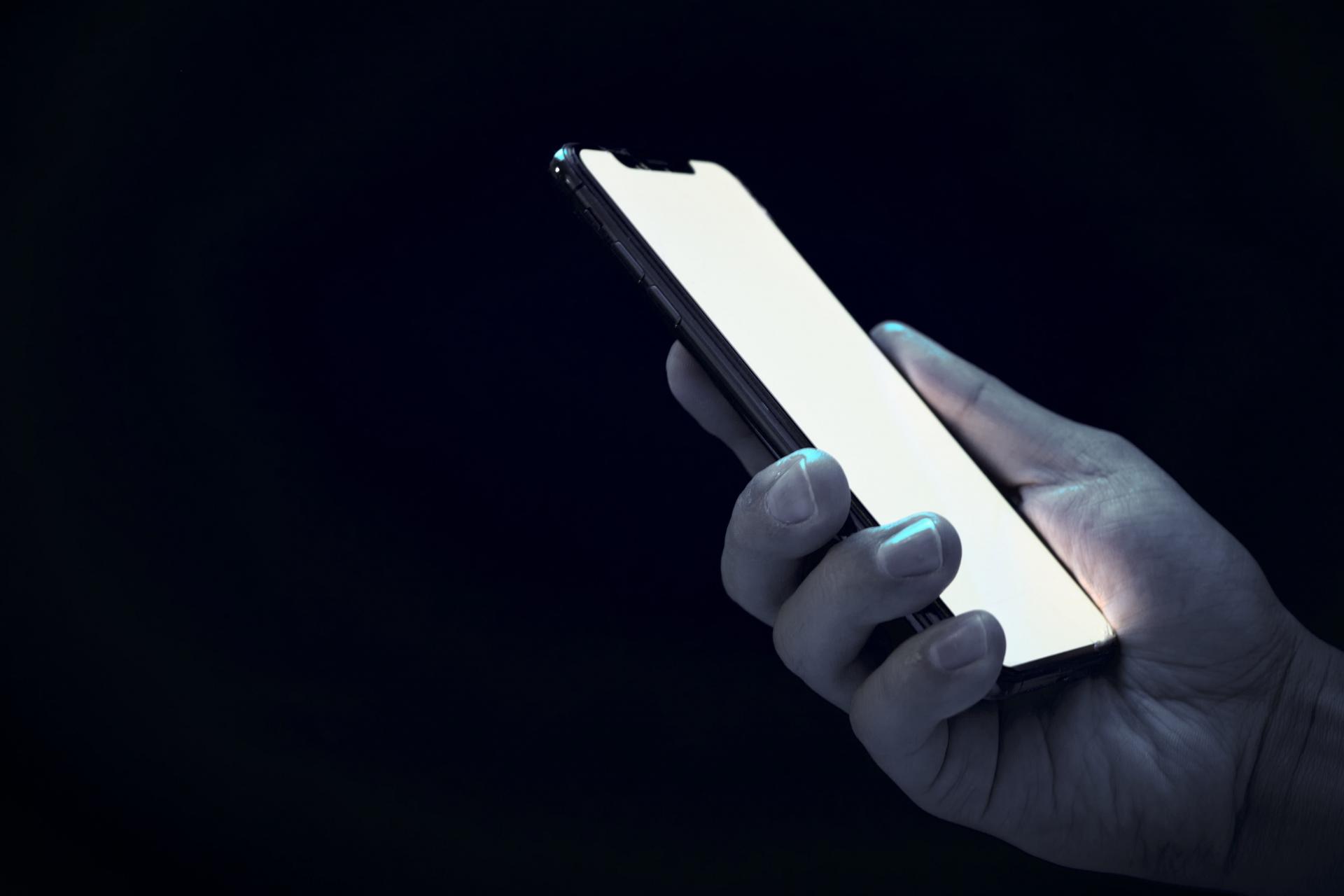 見えないけれど甘く見てはいけない「ブルーライト」