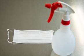 ホコリは拭くより、シュッとひと吹き