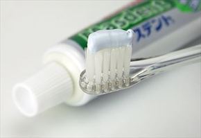 歯みがき粉で、黒ずんだ上履きが真っ白に