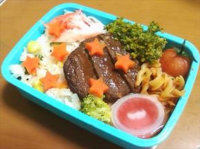 お弁当箱にフィルムケースをしのばせて