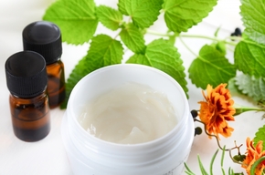 化粧品がついたら洗顔フォームで洗って