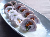 蒸しロールチキン　ホワイトソース添え