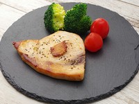 オリーブオイル漬けメカジキのガーリックステーキ