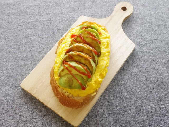 アボカドエッグのオープンサンド